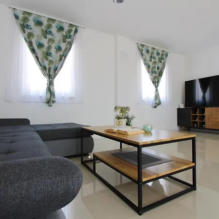 Apartment Pridraga דירה *